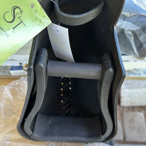 New in packaging black stirrup tapaderos - Picture 2 of 4